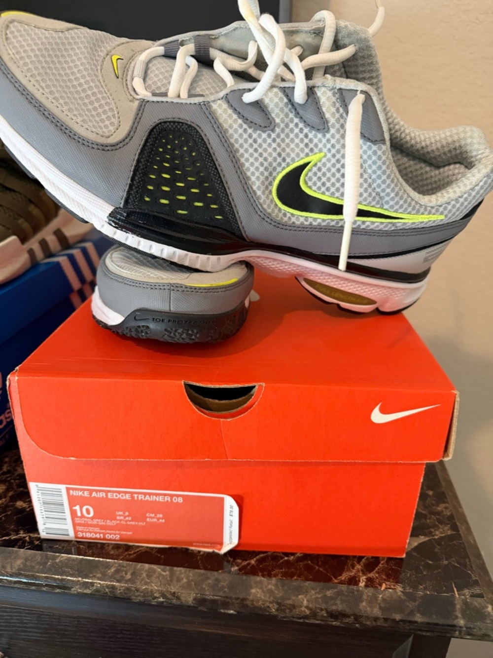 Nike men’s Gray & Neon Green Air Edge Trainer - Size 10